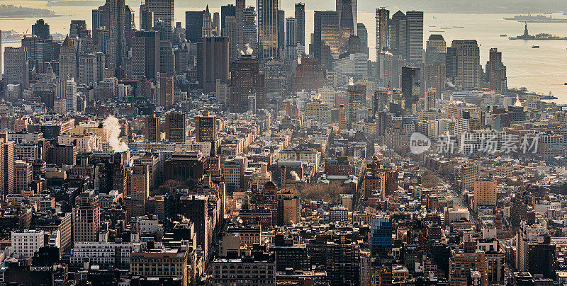 日落时曼哈顿市区的鸟瞰图/ NYC